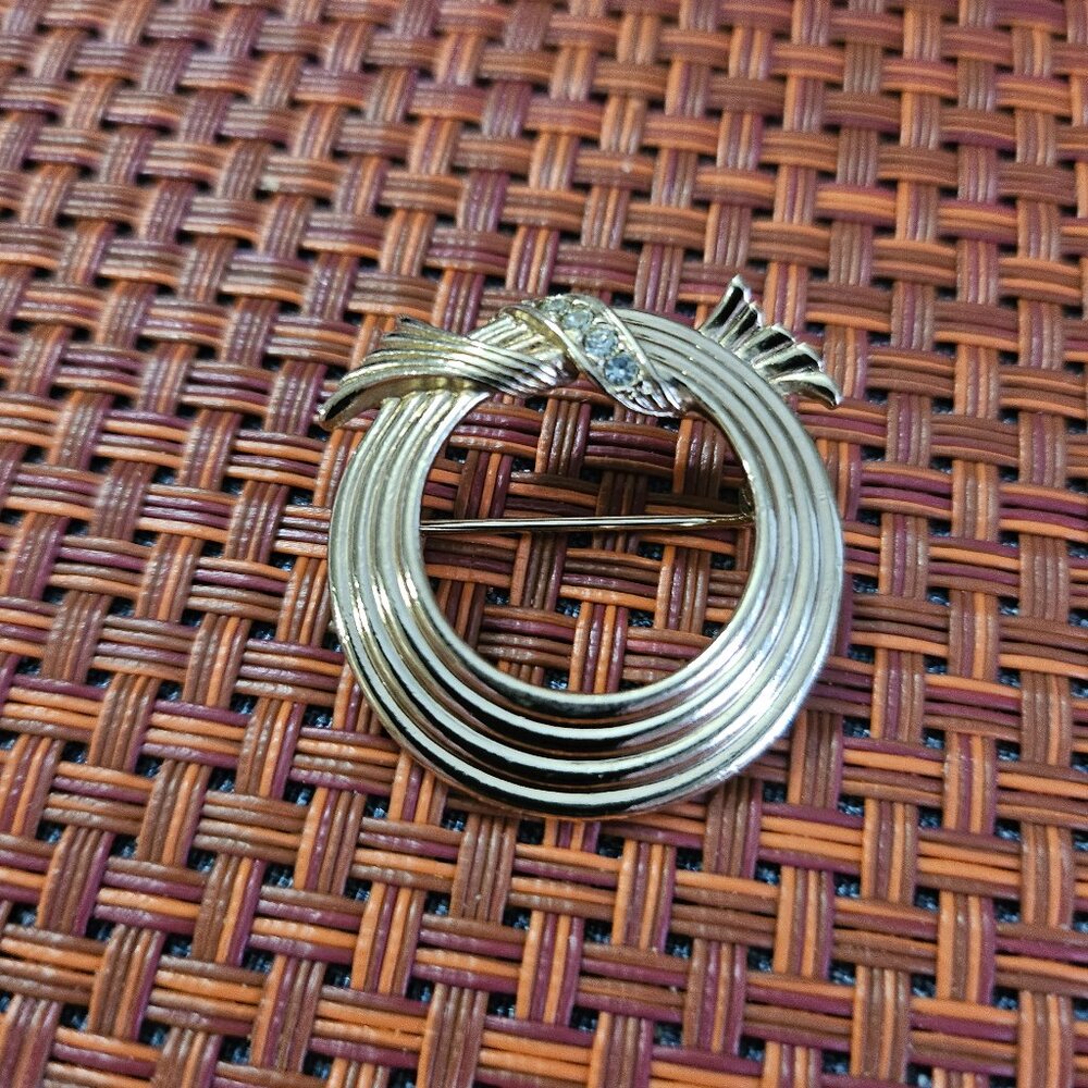 Vintage Avon Wreath Brooch